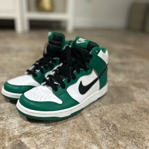 Nike Dunks green, white and black size 5.5